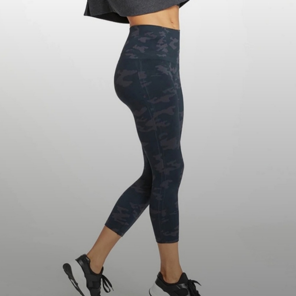 NWT SPANX Look At Me Now Seamless Shaping Cropped Camo Leggings - Picture 3 of 10